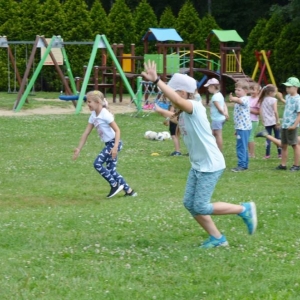 Ostatni dzień półkolonii był dniem sportu. Na zdjęciu uczestnicy wypoczynku na boisku sportowym w Nakle Śląskim podczas zawodów sportowych.