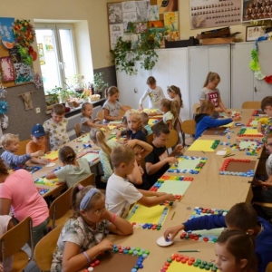 Pierwszy dzień III turnusu półkolonii pt. Poznajmy się. Zdjęcie przedstawia uczestników wypoczynku podczas wspólnej zabawy