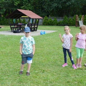 Ostatni dzień półkolonii był dniem sportu. Na zdjęciu uczestnicy wypoczynku na boisku sportowym w Nakle Śląskim podczas wspólnej zabawy..