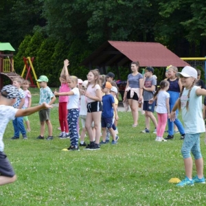 Ostatni dzień półkolonii był dniem sportu. Na zdjęciu uczestnicy wypoczynku na boisku sportowym w Nakle Śląskim podczas zawodów sportowych.