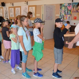 Ostatni dzień półkolonii był dniem sportu. Na zdjęciu uczestnicy wypoczynku w GOKu odbierają nagrody za udział w  zawodach sportowych.