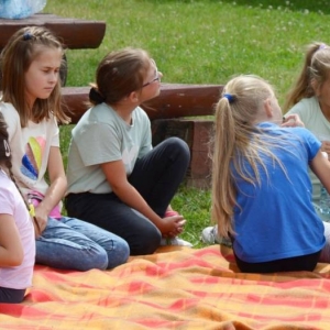 Pierwszy dzień III turnusu półkolonii pt. Poznajmy się. Zdjęcie przedstawia uczestników wypoczynku podczas wspólnej zabawy