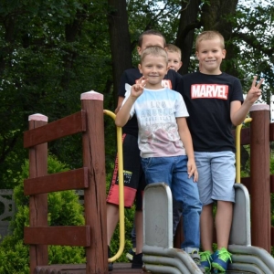 Pierwszy dzień III turnusu półkolonii pt. Poznajmy się. Zdjęcie przedstawia uczestników wypoczynku podczas wspólnej zabawy