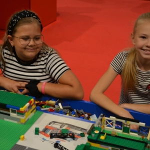 W czwartek dzieci pojechały na wystawę klocków LEGO w Gliwicach. Na zdjęciu uczestnicy półkolonii na wystawie LEGO. 
