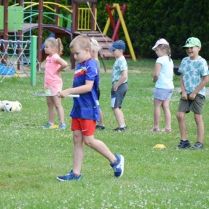 Ostatni dzień półkolonii był dniem sportu. Na zdjęciu uczestnicy wypoczynku na boisku sportowym w Nakle Śląskim podczas zawodów sportowych.