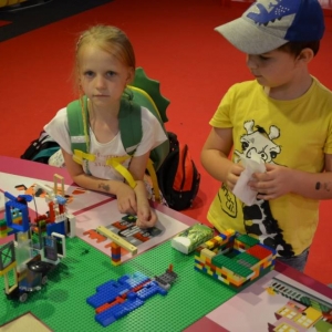 W czwartek dzieci pojechały na wystawę klocków LEGO w Gliwicach. Na zdjęciu uczestnicy półkolonii na wystawie LEGO. 
