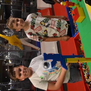 W czwartek dzieci pojechały na wystawę klocków LEGO w Gliwicach. Na zdjęciu uczestnicy półkolonii na wystawie LEGO. 