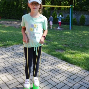 Ostatni dzień półkolonii był dniem sportu. Na zdjęciu uczestnicy wypoczynku na boisku sportowym w Nakle Śląskim podczas wspólnej zabawy..