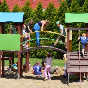 Ostatni dzień półkolonii był dniem sportu. Na zdjęciu uczestnicy wypoczynku na boisku sportowym w Nakle Śląskim podczas wspólnej zabawy..