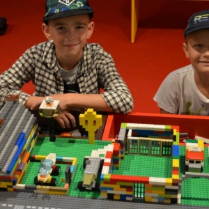 W czwartek dzieci pojechały na wystawę klocków LEGO w Gliwicach. Na zdjęciu uczestnicy półkolonii na wystawie LEGO. 