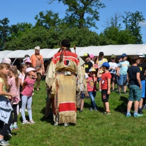 Trzeciego dnia dzieci pojechały odwiedzić wioskę indiańską w Karchowicach. Zdjęcie przedstawia uczestników półkolonii w wiosce indiańskiej.