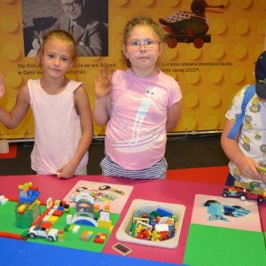 W czwartek dzieci pojechały na wystawę klocków LEGO w Gliwicach. Na zdjęciu uczestnicy półkolonii na wystawie LEGO. 