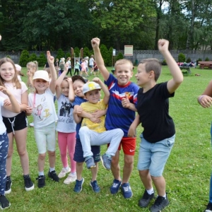 Ostatni dzień półkolonii był dniem sportu. Na zdjęciu uczestnicy wypoczynku na boisku sportowym w Nakle Śląskim podczas zawodów sportowych.