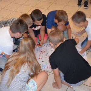 Pierwszy dzień III turnusu półkolonii pt. Poznajmy się. Zdjęcie przedstawia uczestników wypoczynku podczas wspólnej zabawy