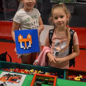 W czwartek dzieci pojechały na wystawę klocków LEGO w Gliwicach. Na zdjęciu uczestnicy półkolonii na wystawie LEGO. 