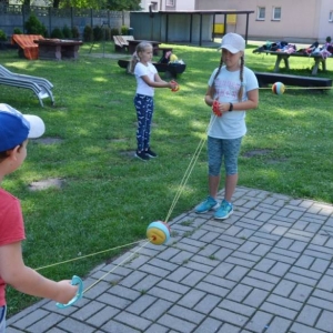 Ostatni dzień półkolonii był dniem sportu. Na zdjęciu uczestnicy wypoczynku na boisku sportowym w Nakle Śląskim podczas wspólnej zabawy..