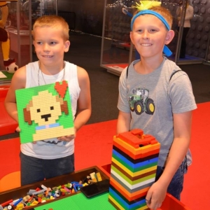 W czwartek dzieci pojechały na wystawę klocków LEGO w Gliwicach. Na zdjęciu uczestnicy półkolonii na wystawie LEGO. 