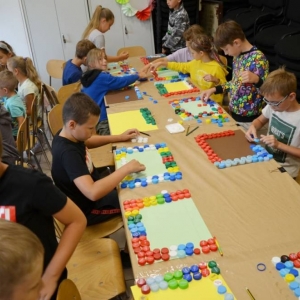 Pierwszy dzień III turnusu półkolonii pt. Poznajmy się. Zdjęcie przedstawia uczestników wypoczynku podczas wspólnej zabawy