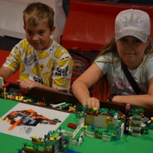 W czwartek dzieci pojechały na wystawę klocków LEGO w Gliwicach. Na zdjęciu uczestnicy półkolonii na wystawie LEGO. 