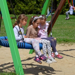 Pierwszy dzień III turnusu półkolonii pt. Poznajmy się. Zdjęcie przedstawia uczestników wypoczynku podczas wspólnej zabawy
