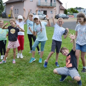 Ostatni dzień półkolonii był dniem sportu. Na zdjęciu uczestnicy wypoczynku na boisku sportowym w Nakle Śląskim podczas wspólnej zabawy..