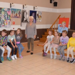 Pierwszy dzień III turnusu półkolonii pt. Poznajmy się. Zdjęcie przedstawia uczestników wypoczynku podczas wspólnej zabawy