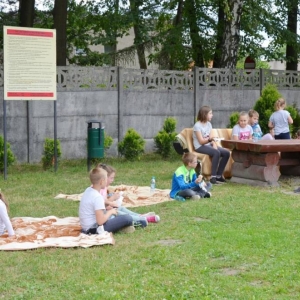 Pierwszy dzień III turnusu półkolonii pt. Poznajmy się. Zdjęcie przedstawia uczestników wypoczynku podczas wspólnej zabawy