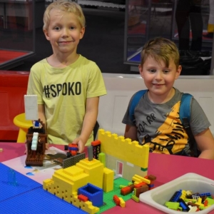 W czwartek dzieci pojechały na wystawę klocków LEGO w Gliwicach. Na zdjęciu uczestnicy półkolonii na wystawie LEGO. 