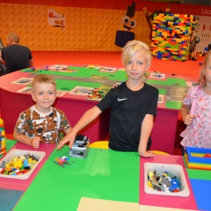 W czwartek dzieci pojechały na wystawę klocków LEGO w Gliwicach. Na zdjęciu uczestnicy półkolonii na wystawie LEGO. 