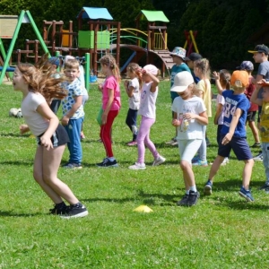 Ostatni dzień półkolonii był dniem sportu. Na zdjęciu uczestnicy wypoczynku na boisku sportowym w Nakle Śląskim podczas zawodów sportowych.