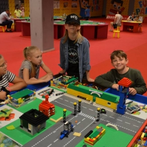 W czwartek dzieci pojechały na wystawę klocków LEGO w Gliwicach. Na zdjęciu uczestnicy półkolonii na wystawie LEGO. 