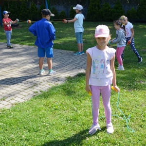 Ostatni dzień półkolonii był dniem sportu. Na zdjęciu uczestnicy wypoczynku na boisku sportowym w Nakle Śląskim podczas wspólnej zabawy..