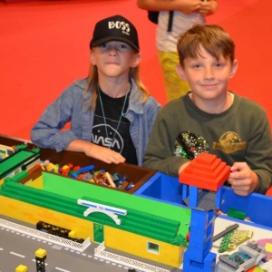 W czwartek dzieci pojechały na wystawę klocków LEGO w Gliwicach. Na zdjęciu uczestnicy półkolonii na wystawie LEGO. 