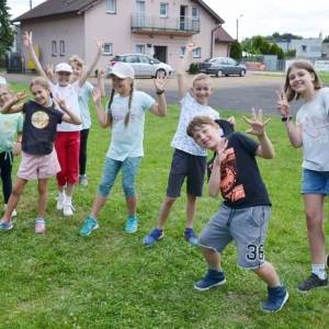 Ostatni dzień półkolonii był dniem sportu. Na zdjęciu uczestnicy wypoczynku na boisku sportowym w Nakle Śląskim podczas zawodów sportowych.