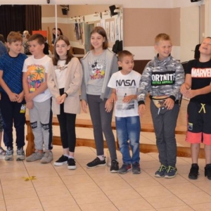 Pierwszy dzień III turnusu półkolonii pt. Poznajmy się. Zdjęcie przedstawia uczestników wypoczynku podczas wspólnej zabawy