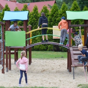 Pierwszy dzień III turnusu półkolonii pt. Poznajmy się. Zdjęcie przedstawia uczestników wypoczynku podczas wspólnej zabawy