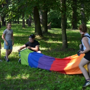 W środę uczestnicy półkolonii pojechali do świerklanieckiego parku na piknik z animacjami. Zdjęcie przedstawia uczestników wypoczynku.