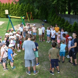 Ostatni dzień półkolonii był dniem sportu. Na zdjęciu uczestnicy wypoczynku na boisku sportowym w Nakle Śląskim podczas wspólnej zabawy.