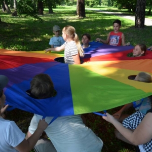 W środę uczestnicy półkolonii pojechali do świerklanieckiego parku na piknik z animacjami. Zdjęcie przedstawia uczestników wypoczynku.