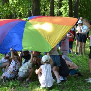 W środę uczestnicy półkolonii pojechali do świerklanieckiego parku na piknik z animacjami. Zdjęcie przedstawia uczestników wypoczynku.