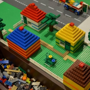 Zdjęcie przedstawia uczestników półkolonii IV turnusu w trakcie wycieczki na wystawę klocków LEGO podczas zwiedzania i wspólnej zabawy. 