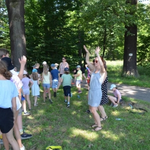 W środę uczestnicy półkolonii pojechali do świerklanieckiego parku na piknik z animacjami. Zdjęcie przedstawia uczestników wypoczynku.