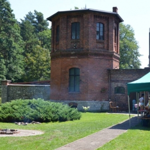 W środę uczestnicy półkolonii pojechali do świerklanieckiego parku na piknik z animacjami. Zdjęcie przedstawia uczestników wypoczynku.