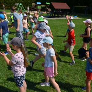 Ostatni dzień półkolonii był dniem sportu. Na zdjęciu uczestnicy wypoczynku na boisku sportowym w Nakle Śląskim podczas wspólnej zabawy.