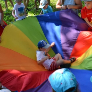 W środę uczestnicy półkolonii pojechali do świerklanieckiego parku na piknik z animacjami. Zdjęcie przedstawia uczestników wypoczynku.