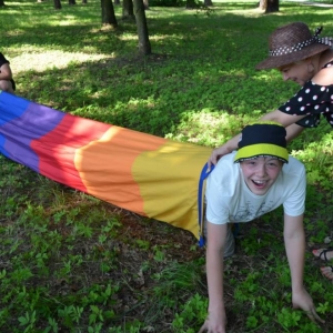 W środę uczestnicy półkolonii pojechali do świerklanieckiego parku na piknik z animacjami. Zdjęcie przedstawia uczestników wypoczynku.