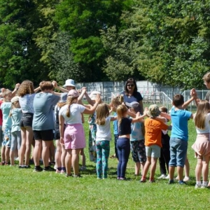 Pierwszy dzień półkolonii pt. Poznajmy się. Zdjęcie przedstawia uczestników wypoczynku podczas wspólnej zabawy