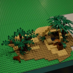 Zdjęcie przedstawia uczestników półkolonii IV turnusu w trakcie wycieczki na wystawę klocków LEGO podczas zwiedzania i wspólnej zabawy. 