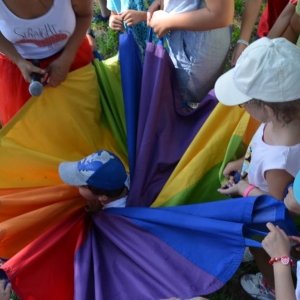 W środę uczestnicy półkolonii pojechali do świerklanieckiego parku na piknik z animacjami. Zdjęcie przedstawia uczestników wypoczynku.