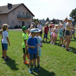 Ostatni dzień półkolonii był dniem sportu. Na zdjęciu uczestnicy wypoczynku na boisku sportowym w Nakle Śląskim podczas wspólnej zabawy.
